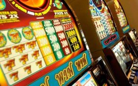 Antarmuka aplikasi warkoptoto menampilkan meja roulette langsung dan menu pembayaran dengan opsi DANA, OVO, dan GoPay